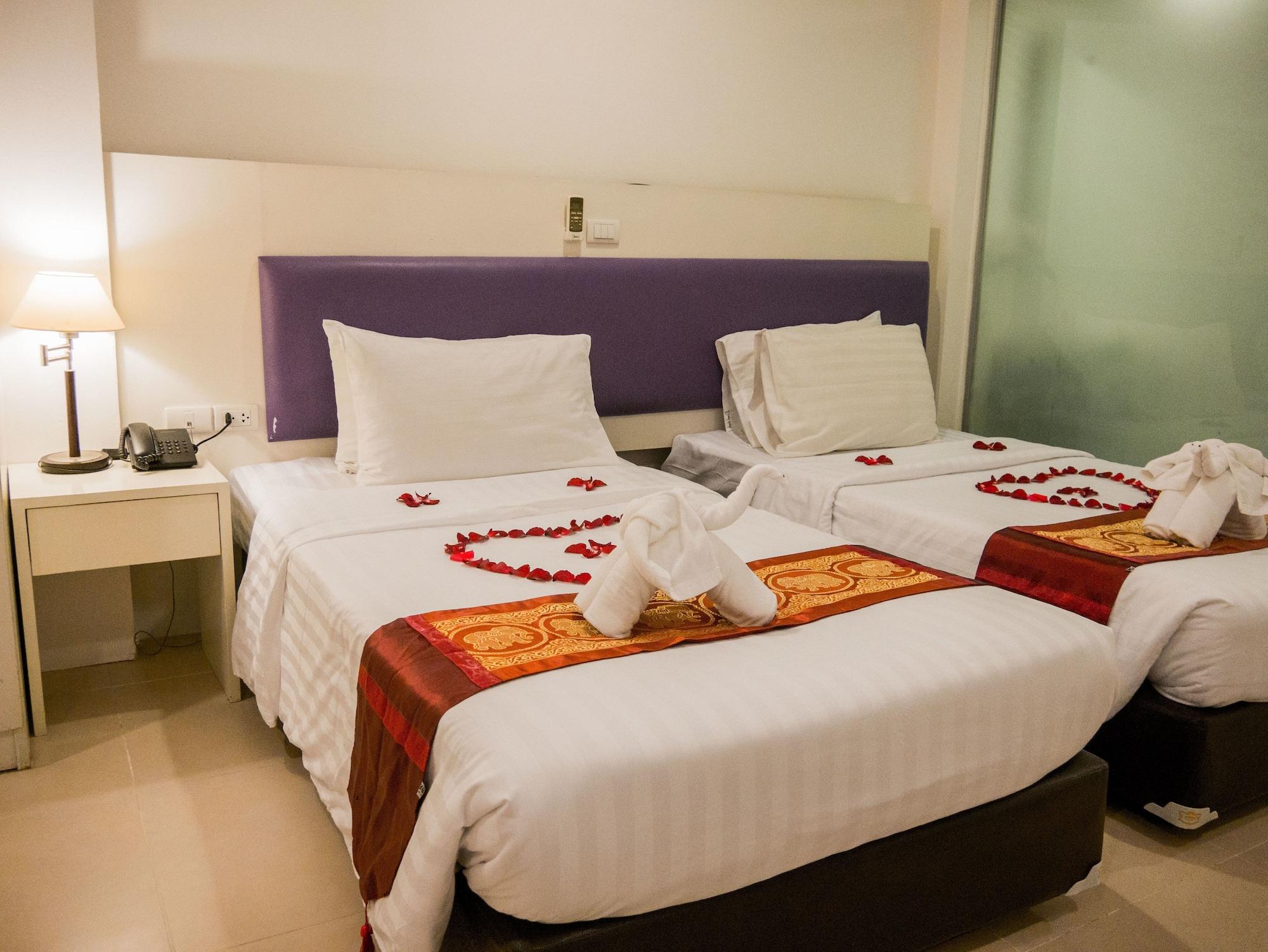 Armoni Patong Beach Hotel Buitenkant foto