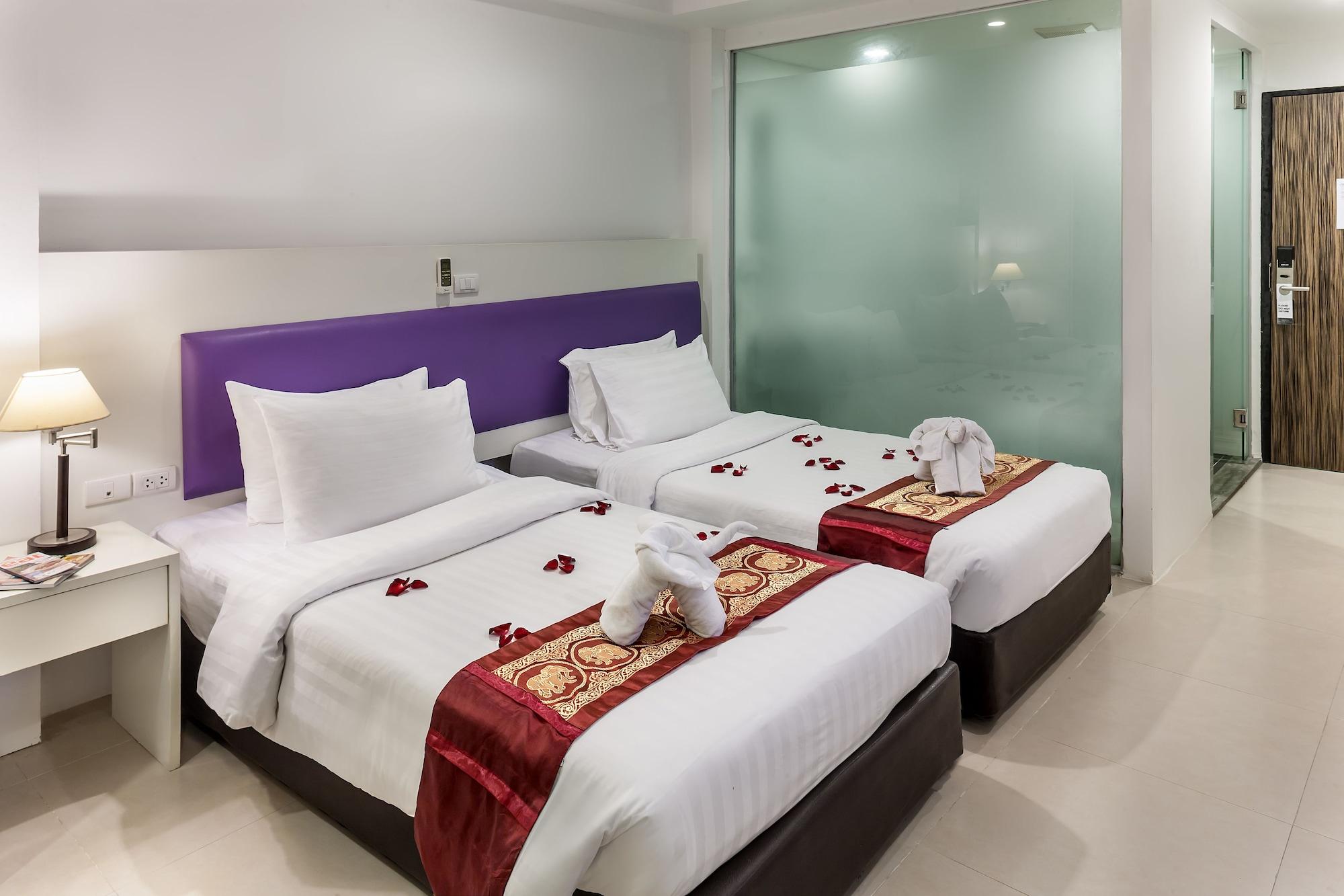Armoni Patong Beach Hotel Buitenkant foto