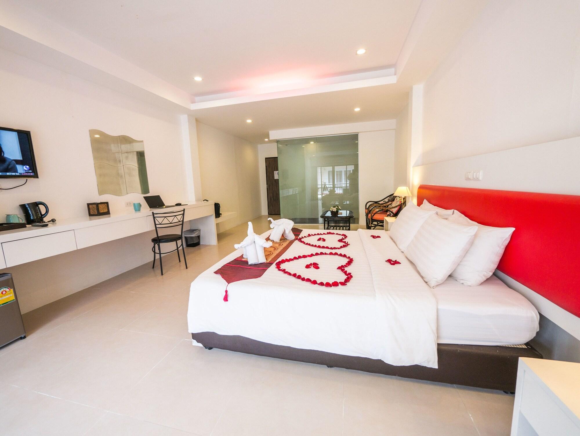 Armoni Patong Beach Hotel Buitenkant foto