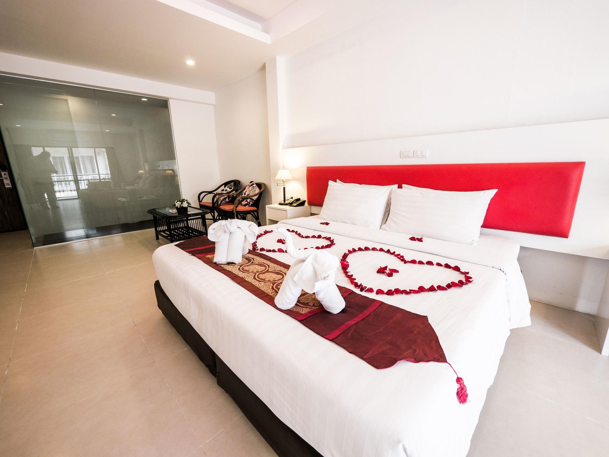Armoni Patong Beach Hotel Buitenkant foto