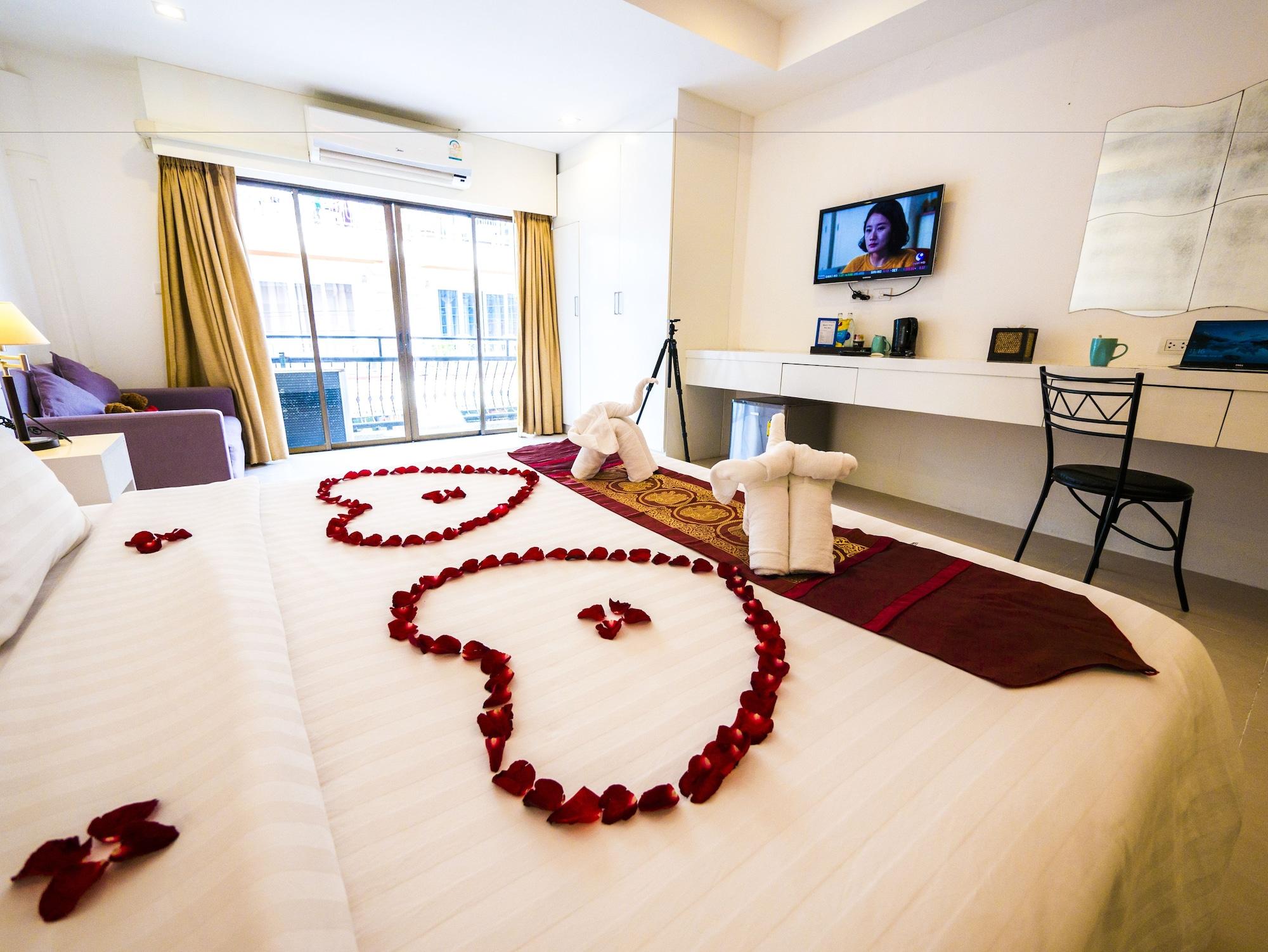 Armoni Patong Beach Hotel Buitenkant foto