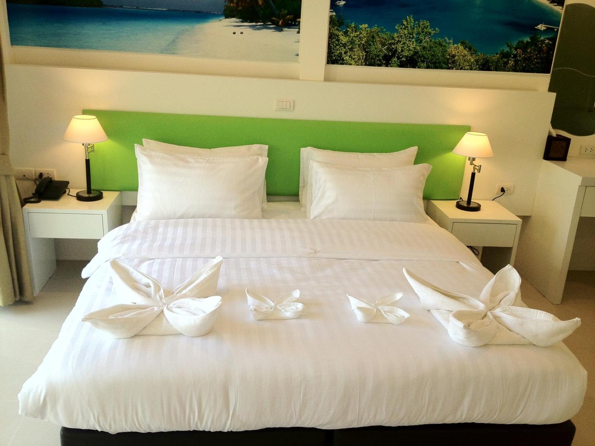 Armoni Patong Beach Hotel Buitenkant foto