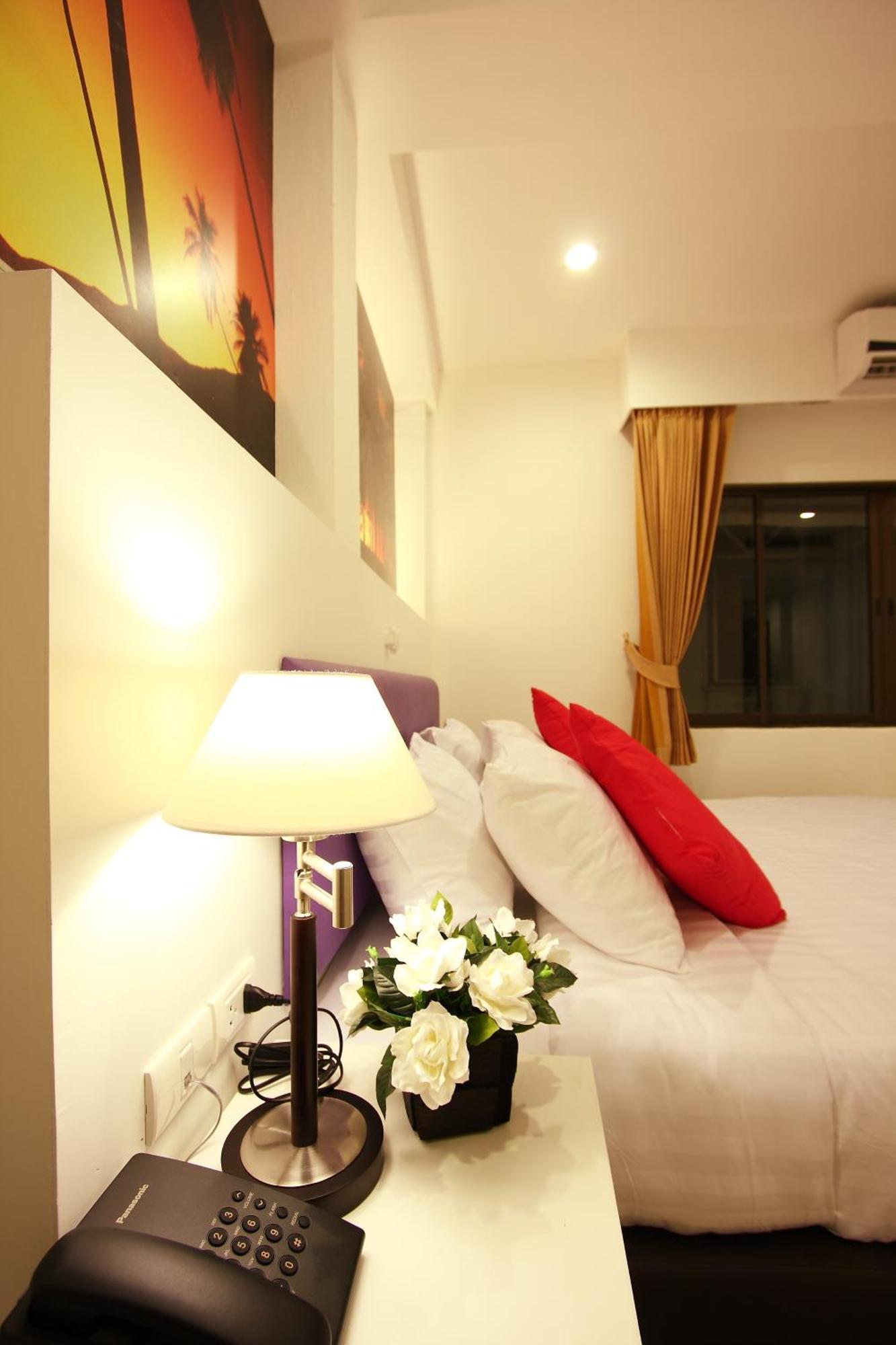Armoni Patong Beach Hotel Buitenkant foto