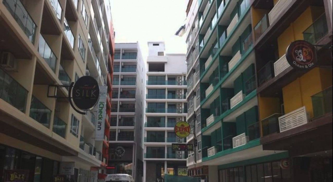 Armoni Patong Beach Hotel Buitenkant foto