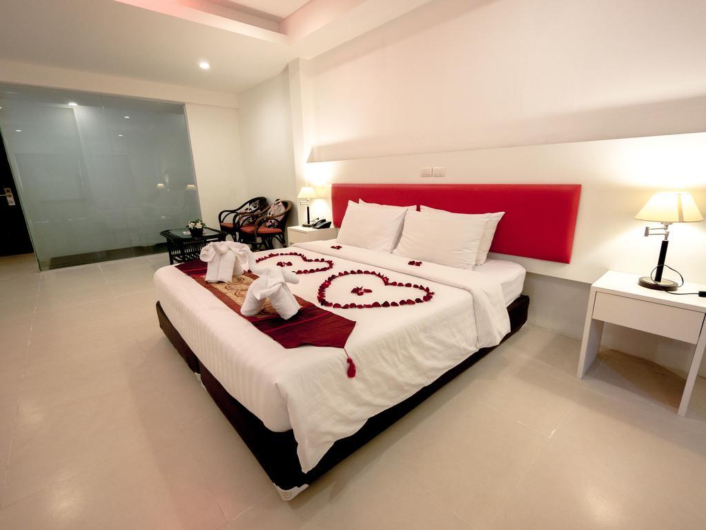 Armoni Patong Beach Hotel Buitenkant foto
