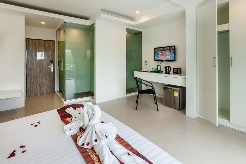 Armoni Patong Beach Hotel Buitenkant foto