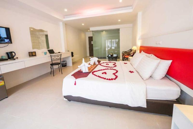 Armoni Patong Beach Hotel Buitenkant foto