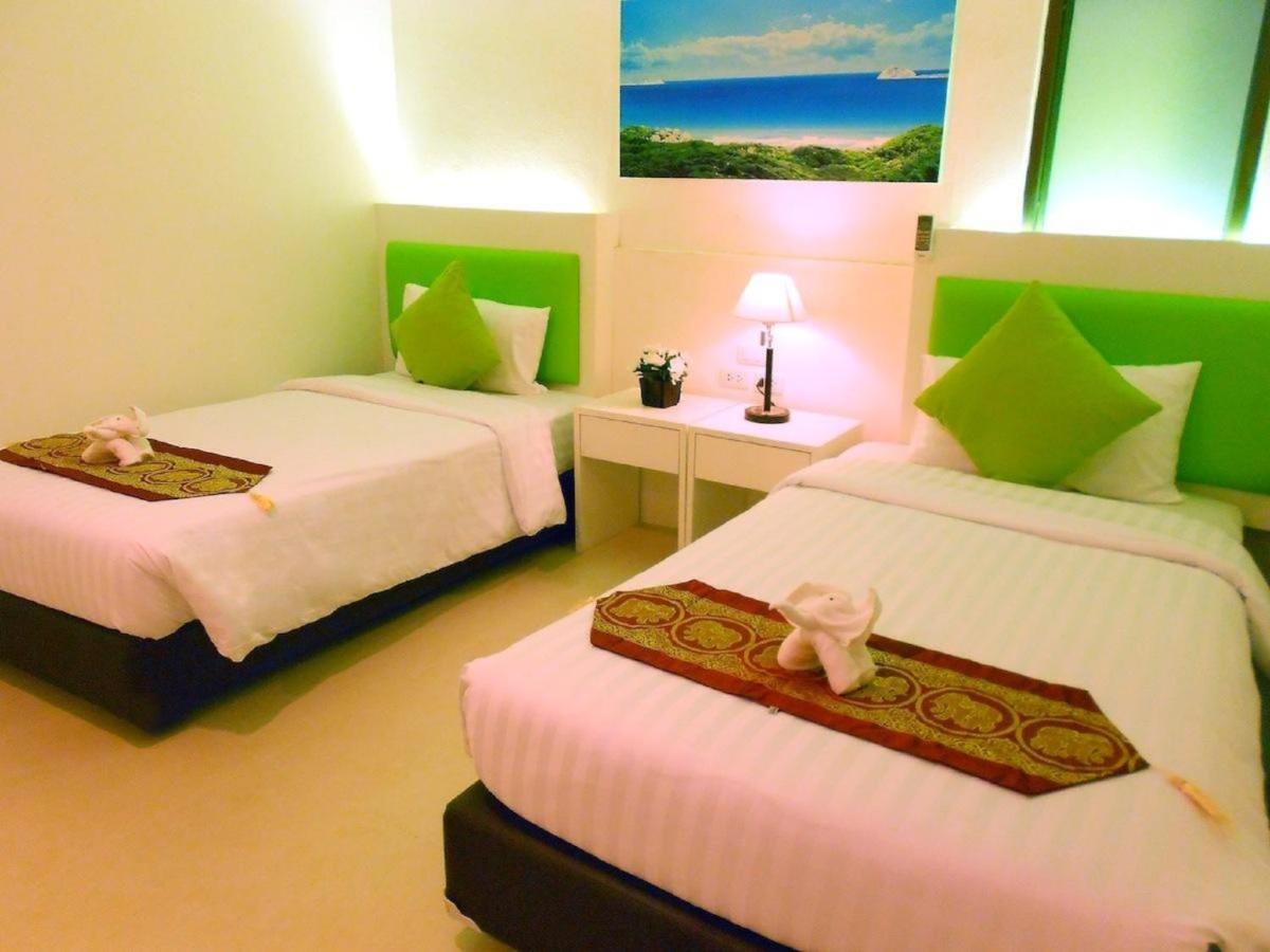 Armoni Patong Beach Hotel Buitenkant foto